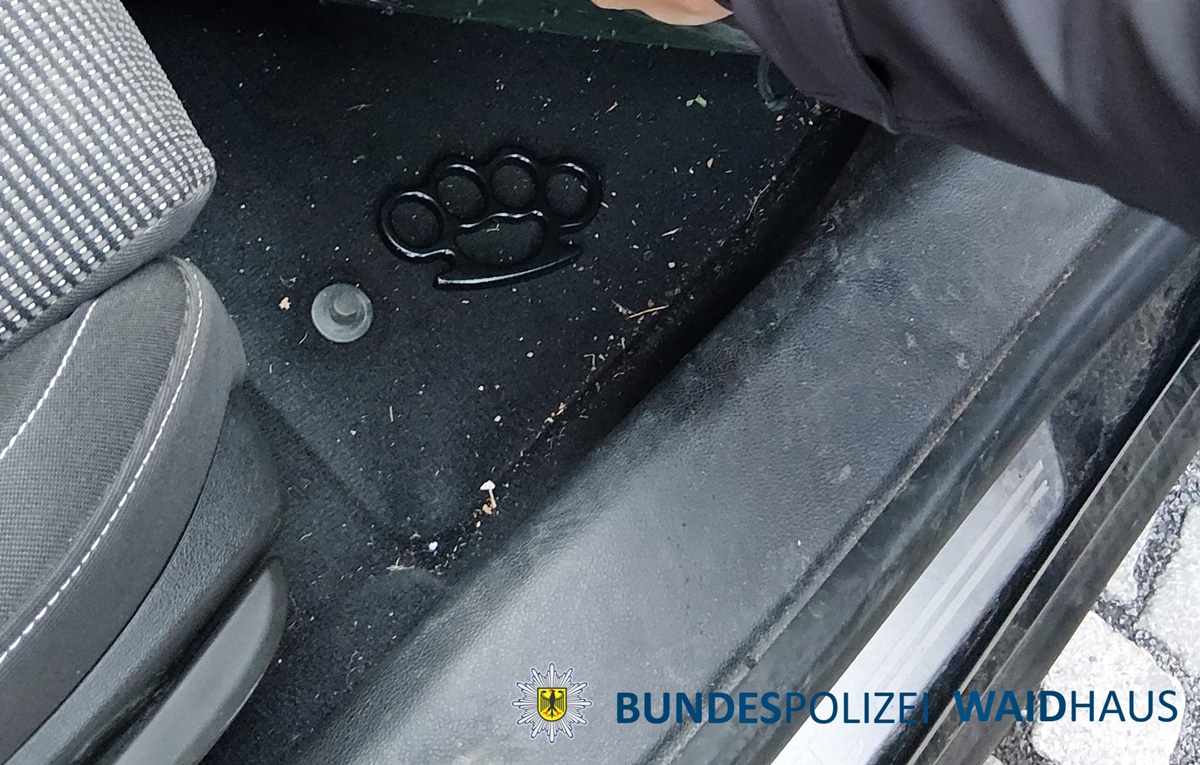 Verbotene Böller und Waffen bei Grenzkontrollen entdeckt